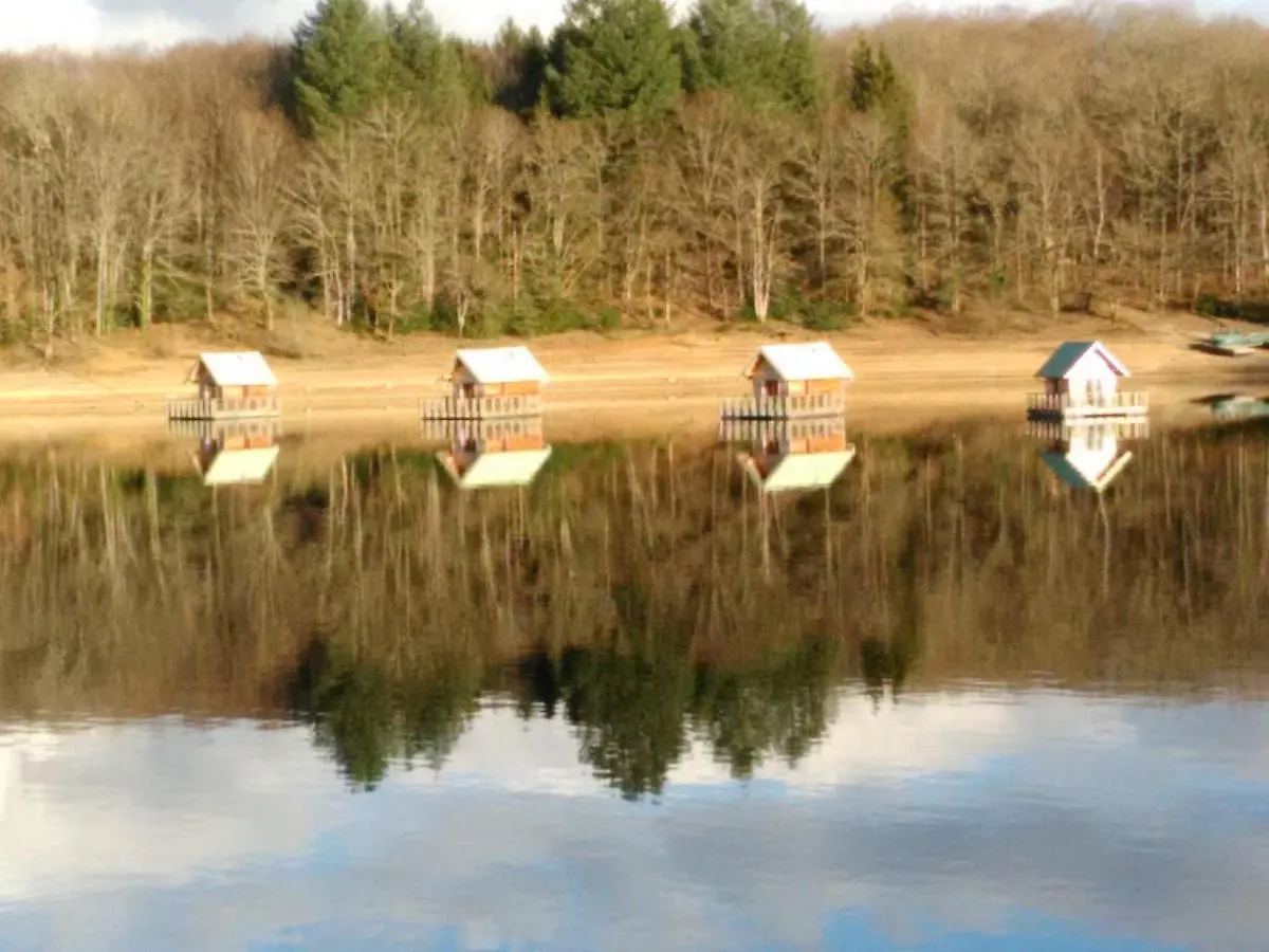 Les Chalets Flottants Des Planquettes Villa Saint-Etienne-Cantales 0*,